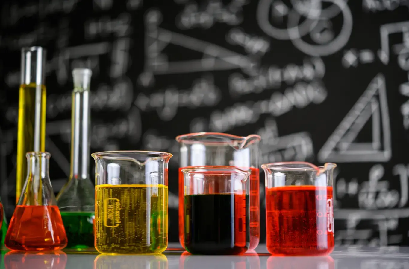 vidros com elementos para ilustrar texto sobre como ocorrem as reações químicas