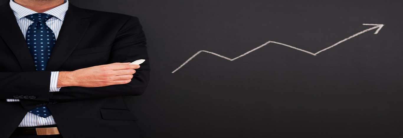 Homem de terno preto com fundo preto ao lado de um gráfico para mostrar as dicas para crescimento profissional
