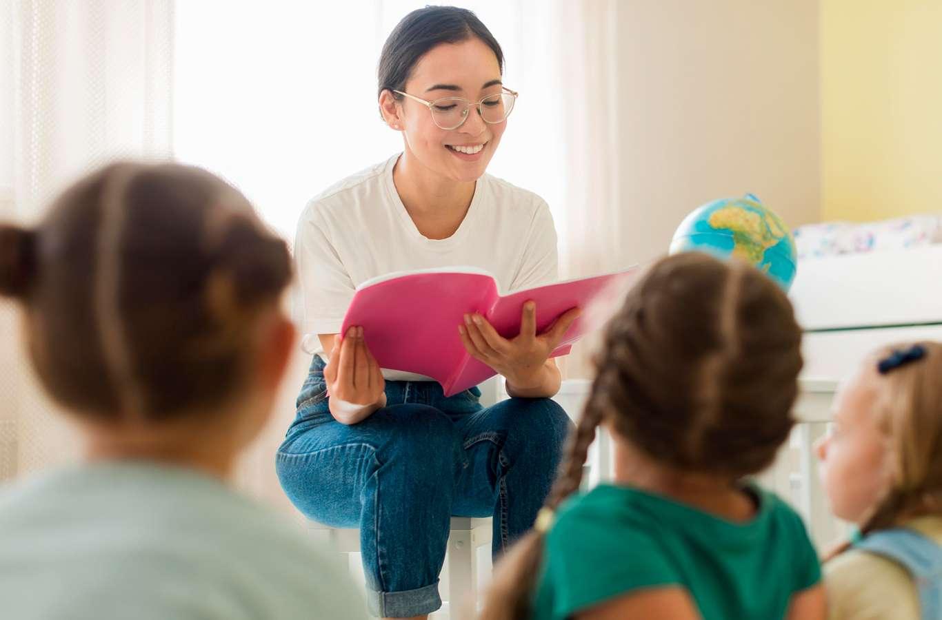 Mulher lendo para alunos para ilustrar texto pedagogia licenciatura ou bacharelado o que fazer