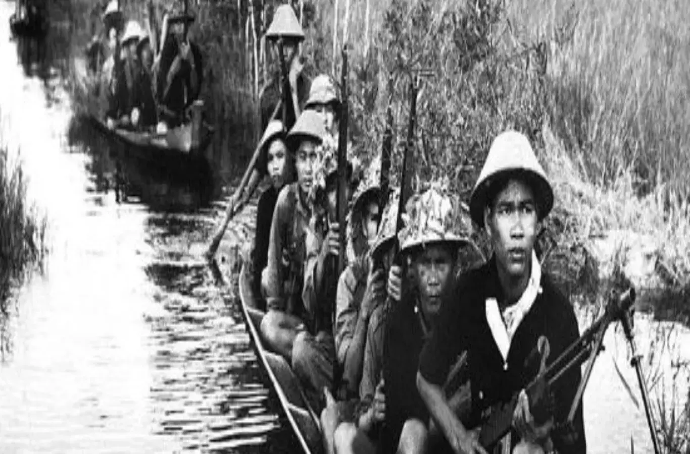 Vietnamitas em barco durante a guerra do vietnã