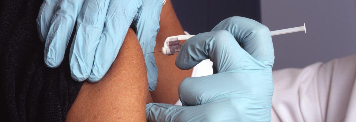 pessoa aplicando a vacina no braço de outra para ilustrar o conteúdo sobre revolta da vacina