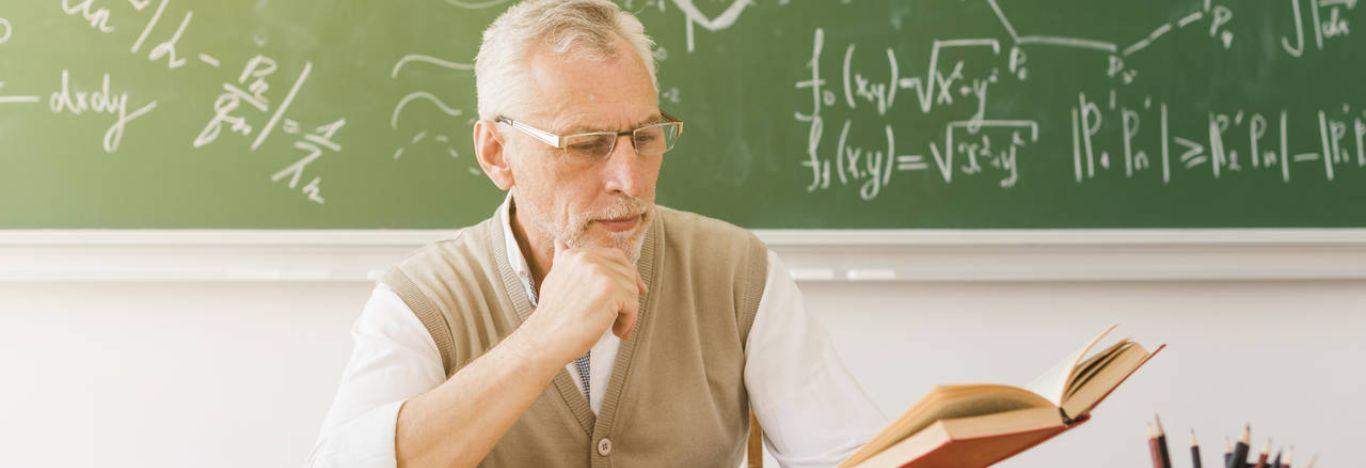 Professor de matemática dando aula sobre o ciclo trigonometrico e as suas fórmulas e seus cálculos.