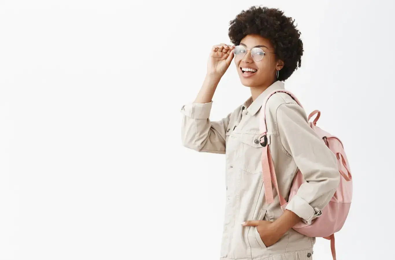 Mulher com a mão no óculos e com uma mochila nas costas para ilustrar o conteúdo sobre orientação profissional
