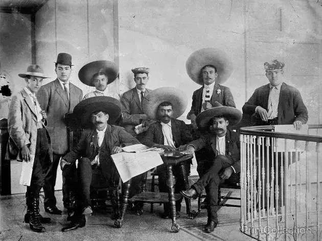 Emiliano Zapata, ao centro, sentado, posa com seus colaboradores após lançar o Plano de Ayala para ilustrar o conteúdo sobre questões sobre revolução mexicana