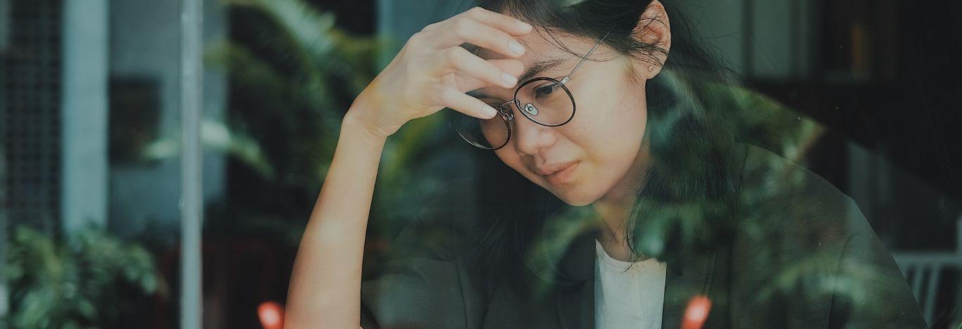 menina usando óculos e com a mão na cabeça pensando quais são as principais fórmulas matemáticas