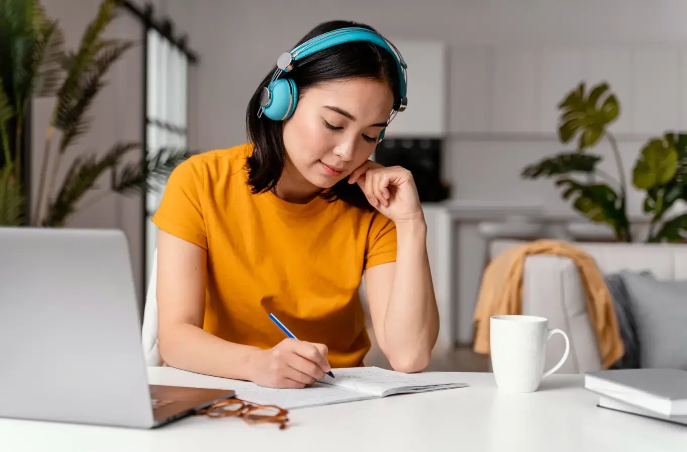 menina revisando fórmulas de física para o Enem