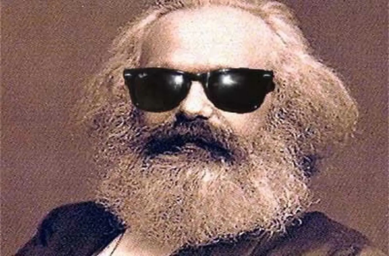 imagem de karl marx com óculos para ilustrar texto sobre diferença entre liberalismo e capitalismo