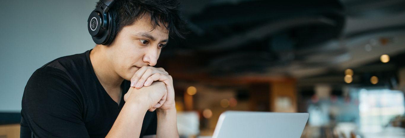 menino estudando para sociologia enem