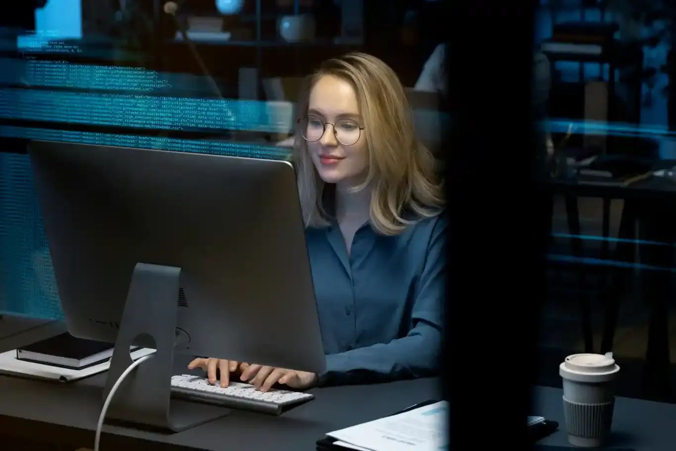 Mulher loira na frente do computador para ilustrar texto sobre pós em análise de sistema 
