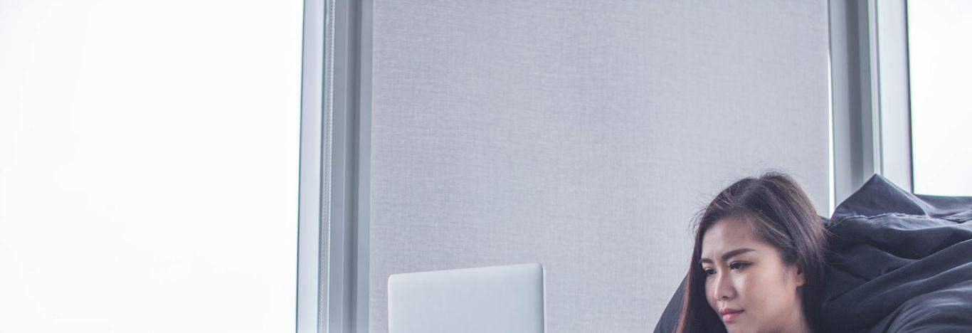 pessoa pesquisando em um notebook perguntas de entrevista de emprego