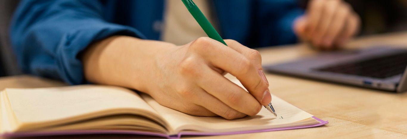 pessoa pesquisando e escrevendo O que cai em Ciências Humanas e suas Tecnologias no Encceja