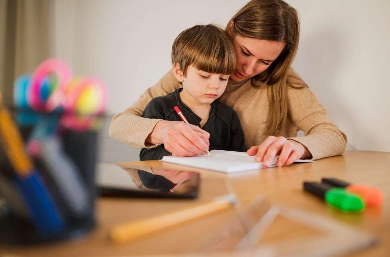 Mulher ensinando uma criança para ilustrar o texto sobre mercado de trabalho em pedagogia