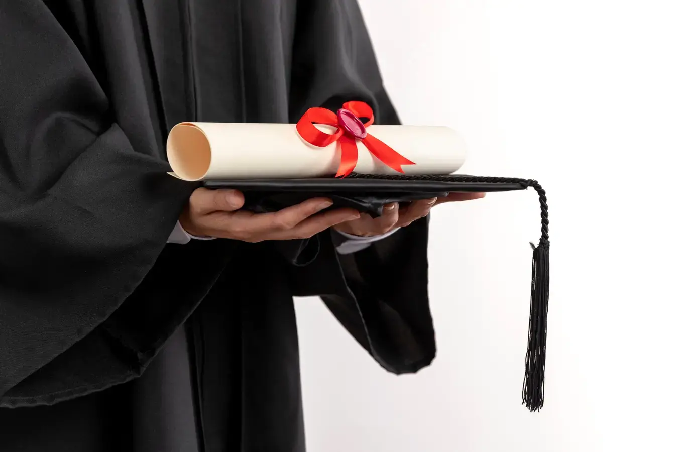 Pessoa com beca de graduação e diploma na mão para ilustrar texto sobre como conseguir desconto na faculdade