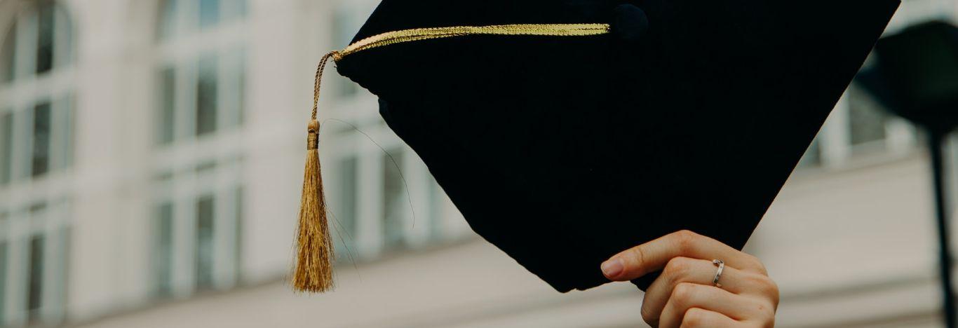 pessoa jogando o chapéu de formatura para cima para ilustrar o conteúdo sobre quem é formado pode fazer o enem