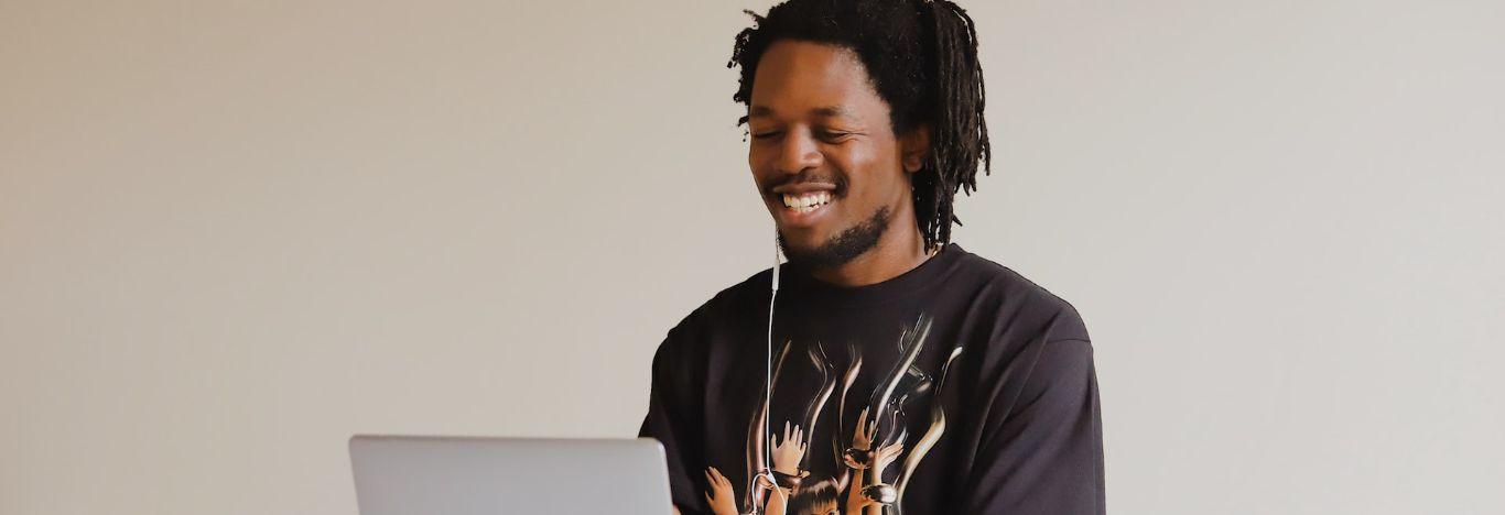 menino sorrindo lendo sobre análise e desenvolvimento de sistemas salario