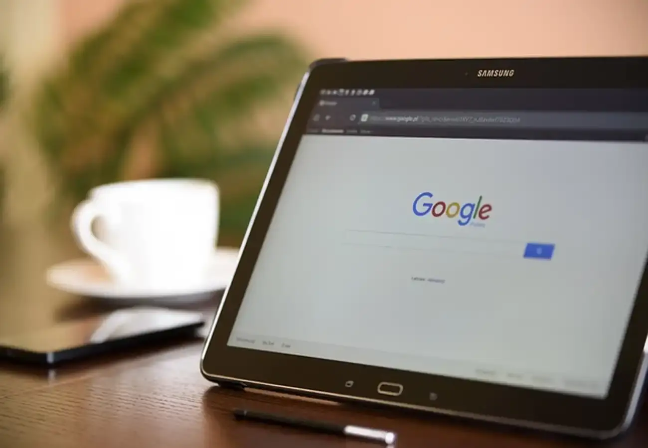 Tela de tablet na página do google para ilustrar salário de marketing