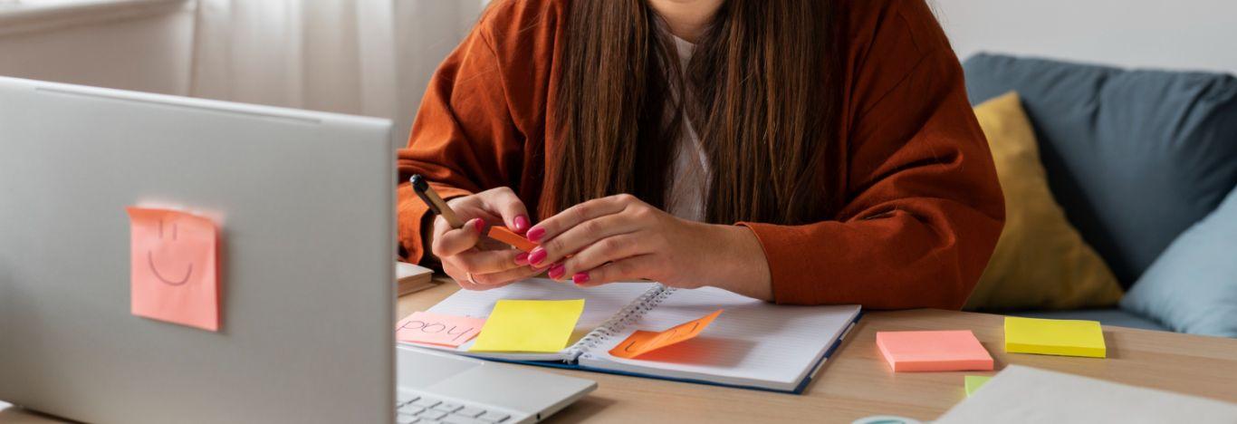 pessoa vendo o que cai em Matemática e suas tecnologias no Encceja