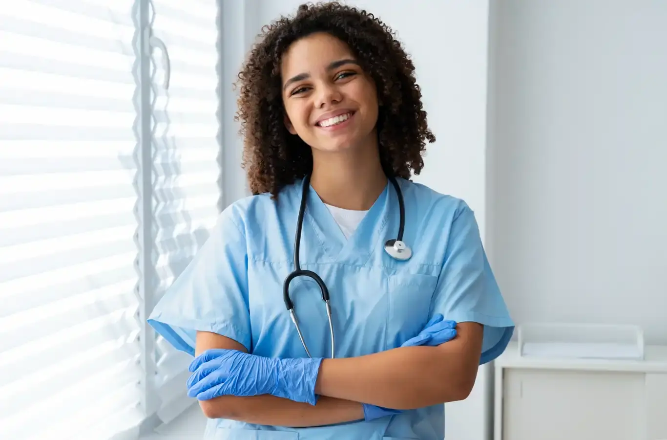 enfermeira negra sorrindo para ilustrar texto sobre especializações em enfermagem