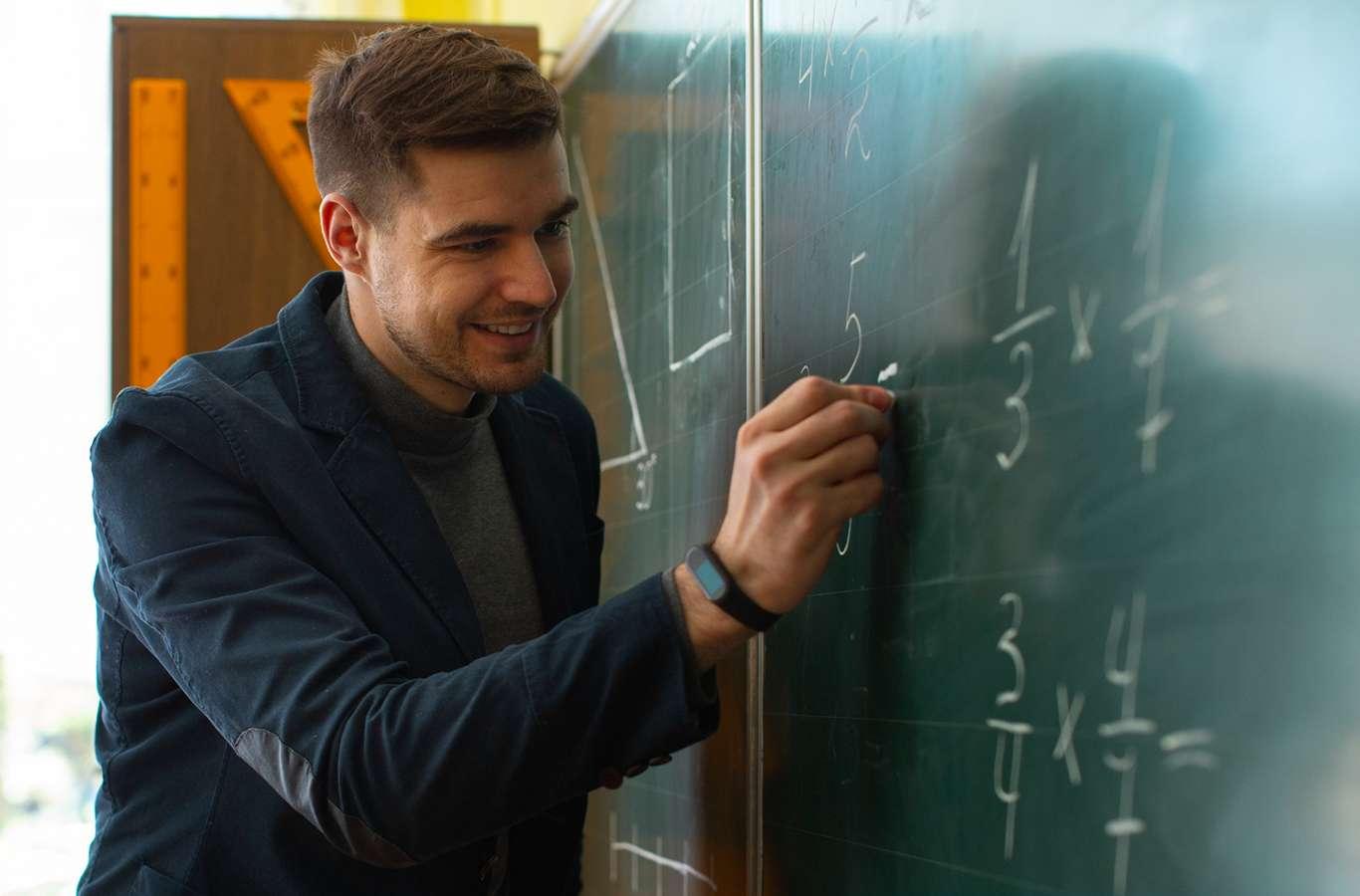 Professor dando aula para ilustrar o texto sobre Neuroeducação