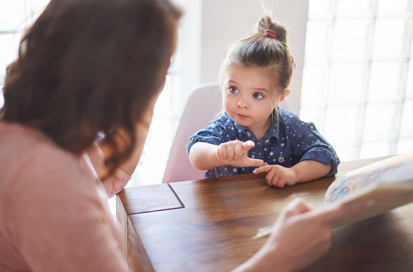 Psicóloga conversando com criança para ilustrar texto sobre psicologia infantil
