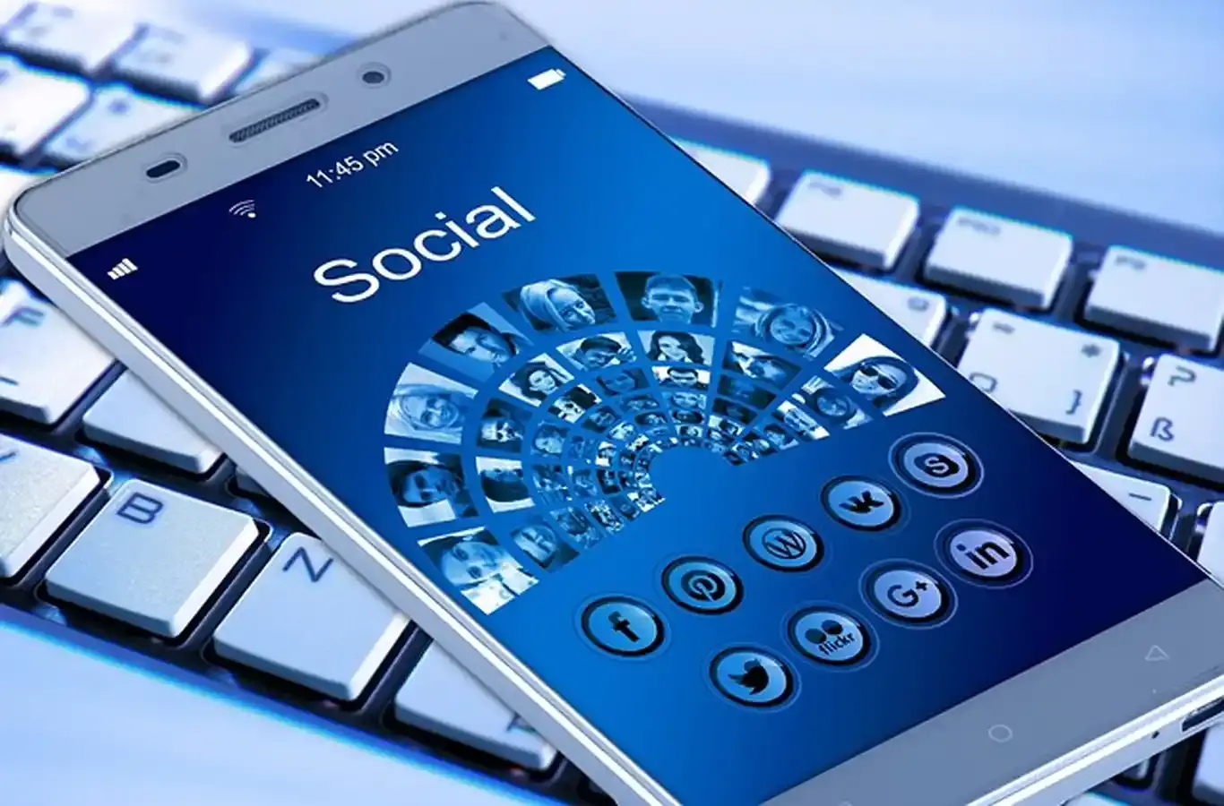 celular com a palavra social escrito na tela para ilustrar texto sobre faculdade de marketing