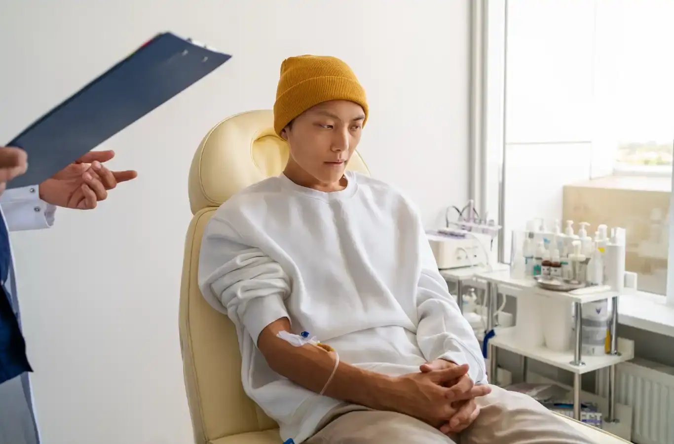 pessoa fazendo quimioterapia para ilustrar texto sobre enfermagem oncológica