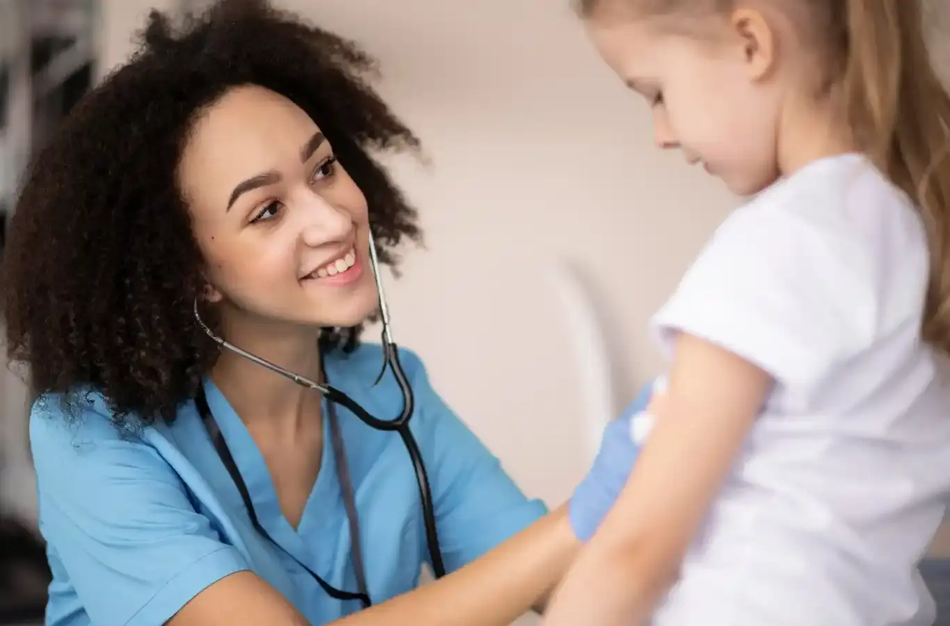 Enfermeiro com criança para ilustrar texto sobre enfermagem pediatra
