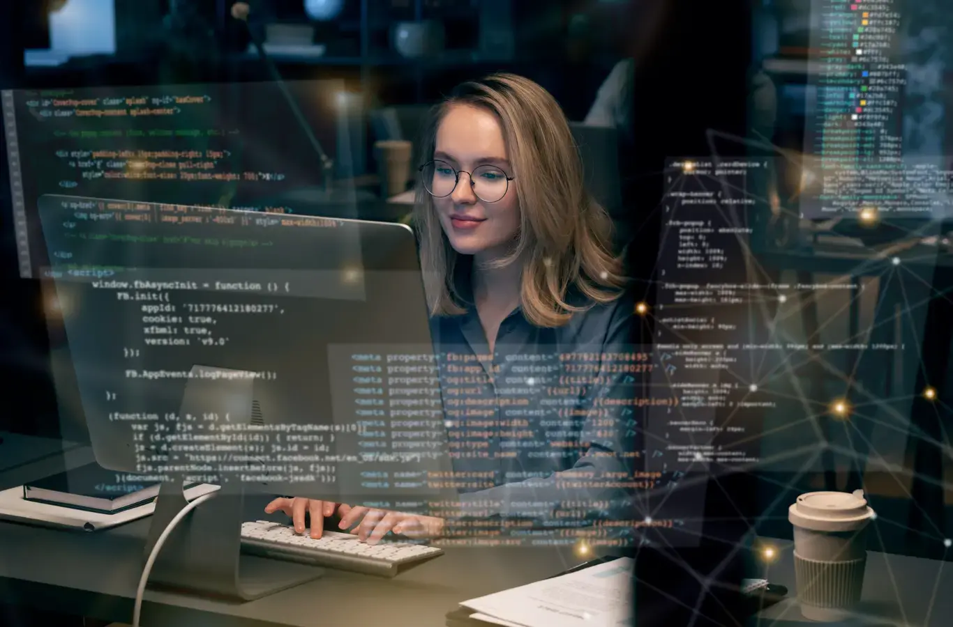 mulher loira digitando em um teclado com código de site ao fundo para ilustrar texto sobre ciência da computação