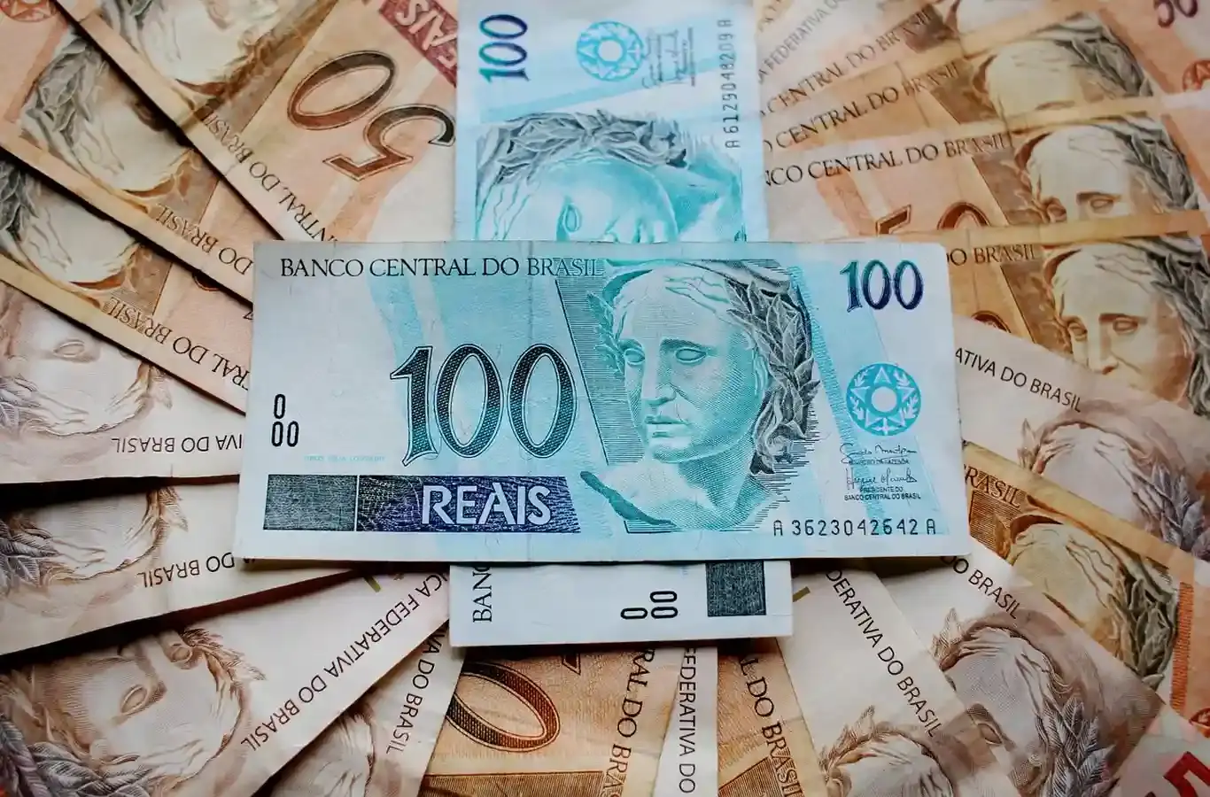 Notas de 100 e 50 reais para ilustrar texto sobre salário de gestão financeira