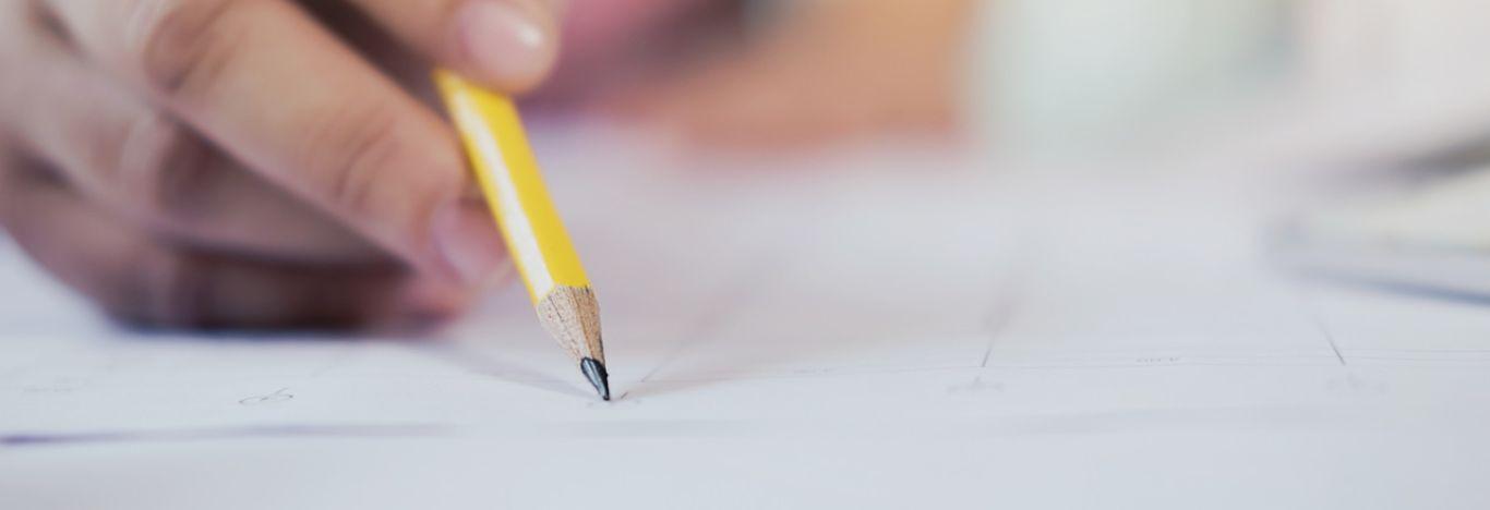 Pessoa desenhando e aprendendo como fazer um mapa mental