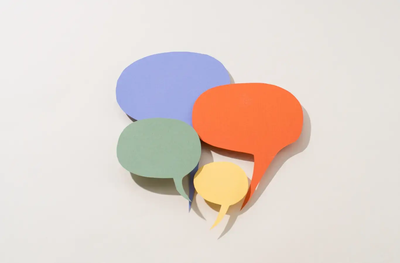 balões de diálogo para ilustrar texto sobre comunicação e marketing