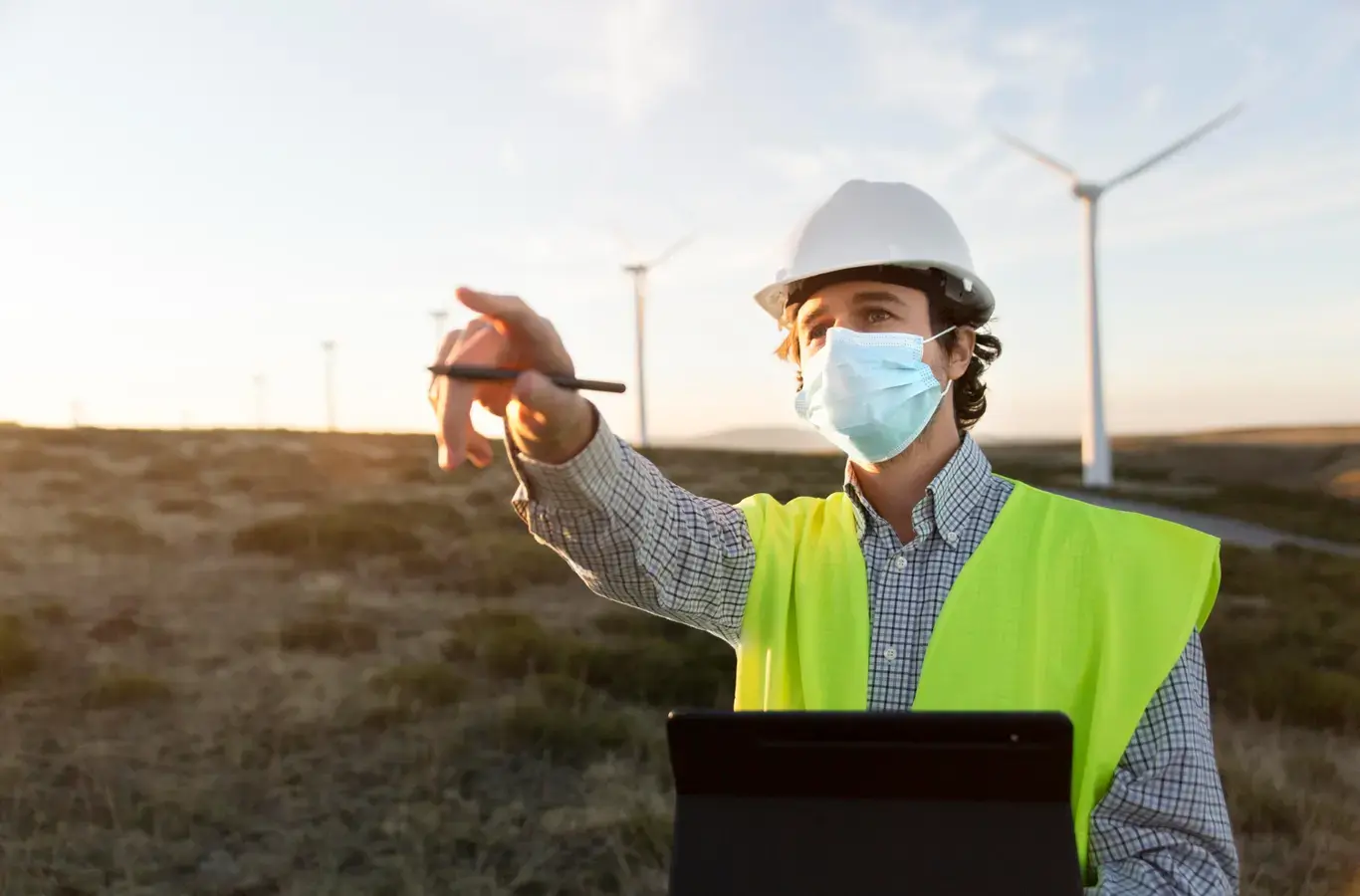 Engenheiro em campo eólico para ilustrar texto sobre QSMS