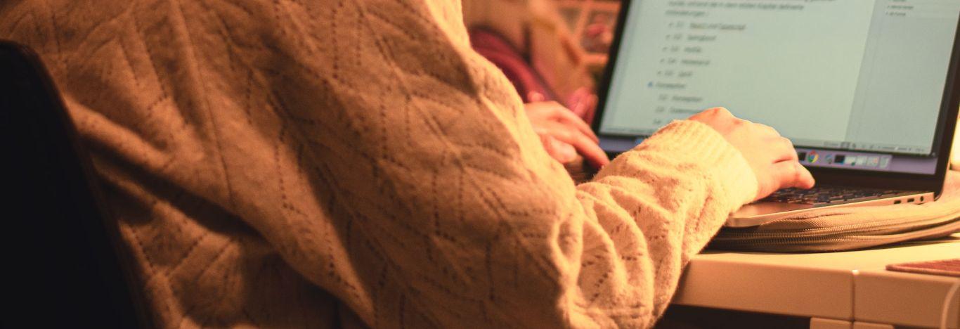 menina pesquisando as menores notas de corte do sisu