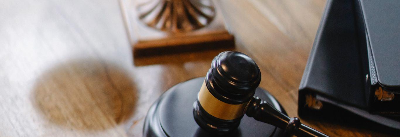 Imagem da mesa de um juiz para ilustrar artigo sobre processo civil