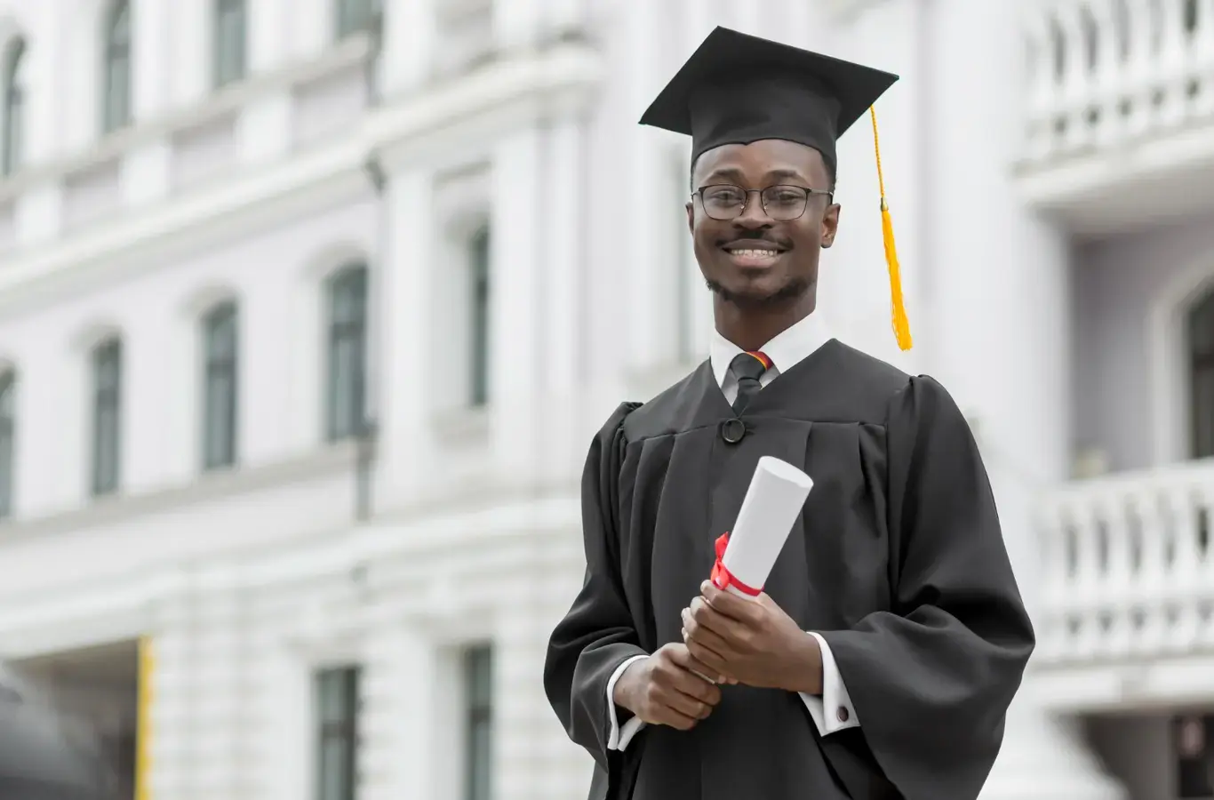 jovem negro vestido de beca para ilustrar texto sobre como entrar na faculdade