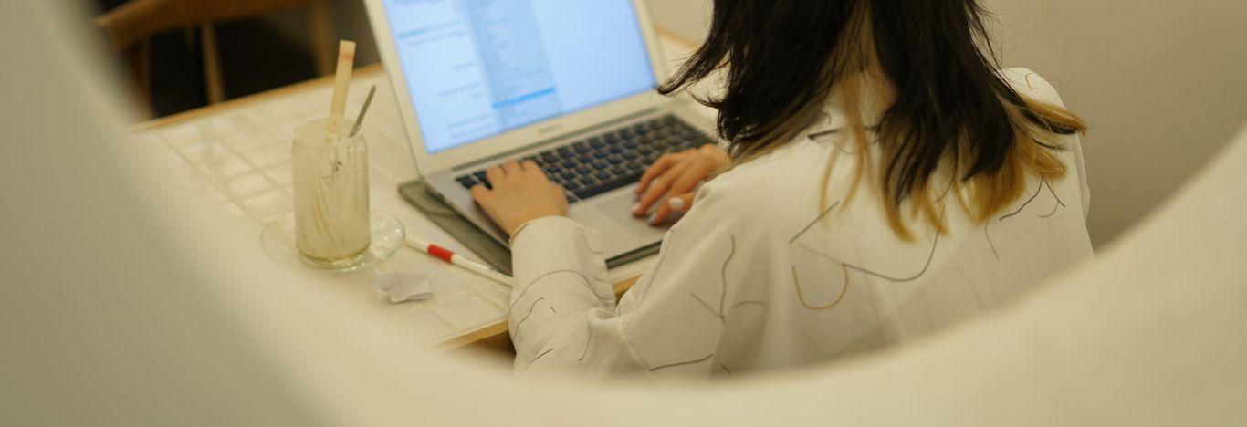 menina estudando em um notebook para phrasal verbs enem