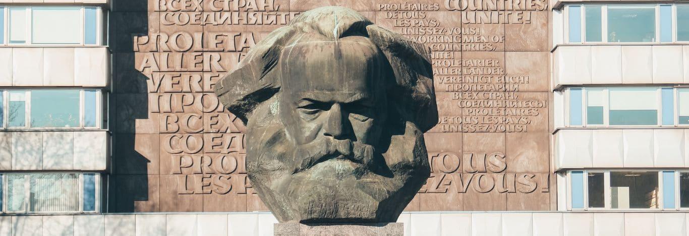 estátua com o rosto de Karl Marx