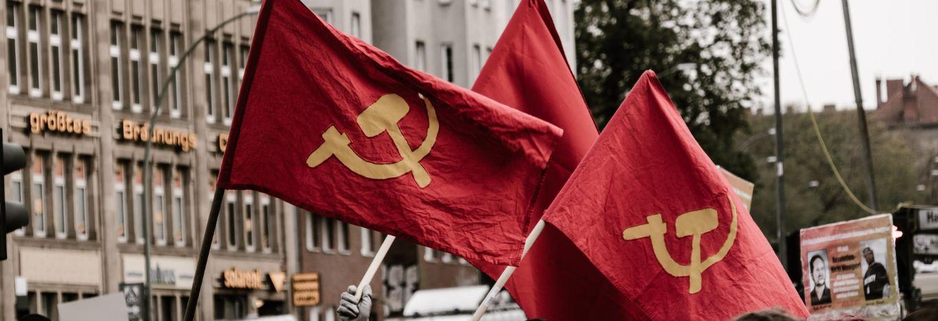 bandeira com o símbolo do comunismo para ilustrar o conteúdo sobre o que é comunismo