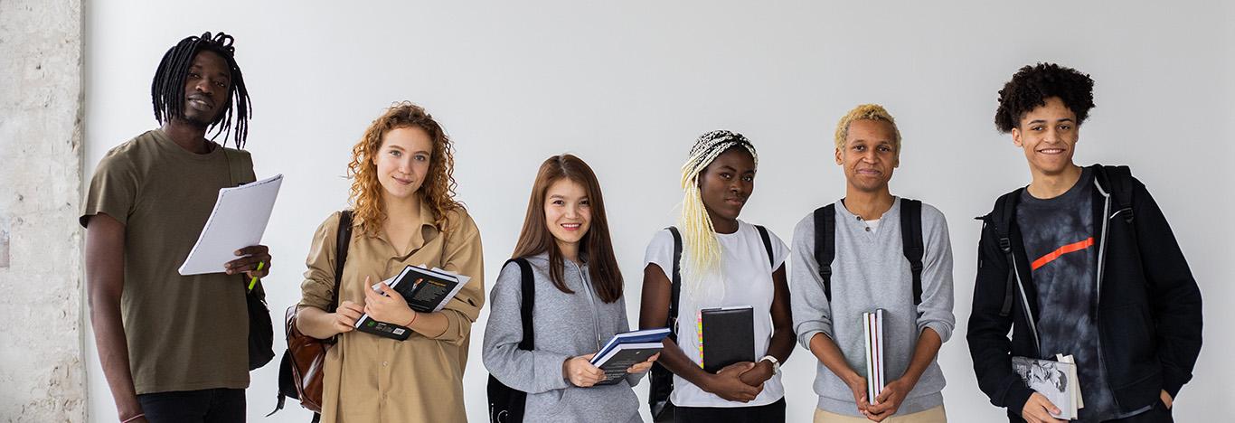 pessoas segurando cadernos e olhando para frente para ilustrar o conteúdo sobre o que vestir no enem