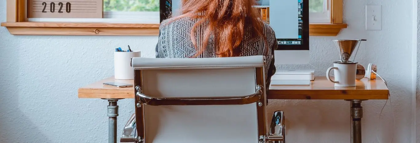 menina sentada em uma cadeira de frente para uma mesa estudando o que é morfologia