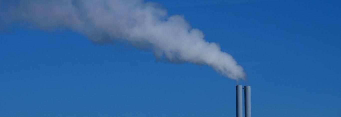 fumaça saindo de fábrica para ilustrar o conteúdo sobre efeito estufa e aquecimento global