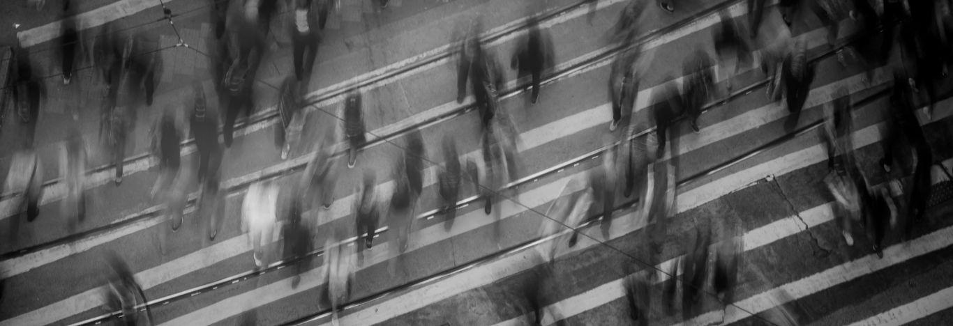 pessoas andando na rua para ilustrar o conteúdo sobre socialismo utópico