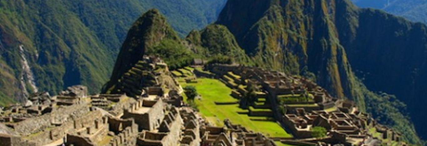 Foto de Machu Picchu,  ruínas da cidade antiga no topo de altas montanhas íngremes.