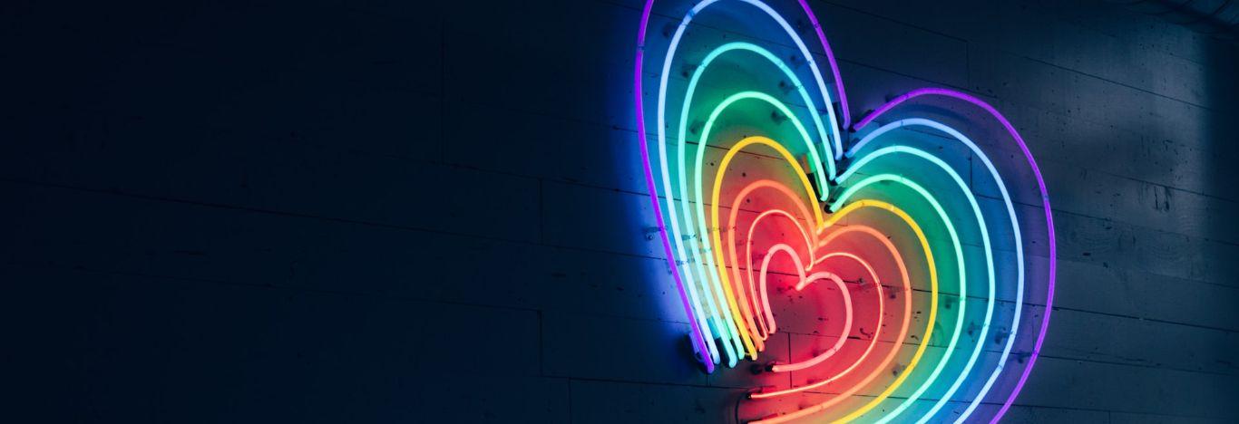 coração com as cores da bandeira LGBTQIAP+ para ilustrar o conteúdo sobre o que é homofobia, causas e criminizalização