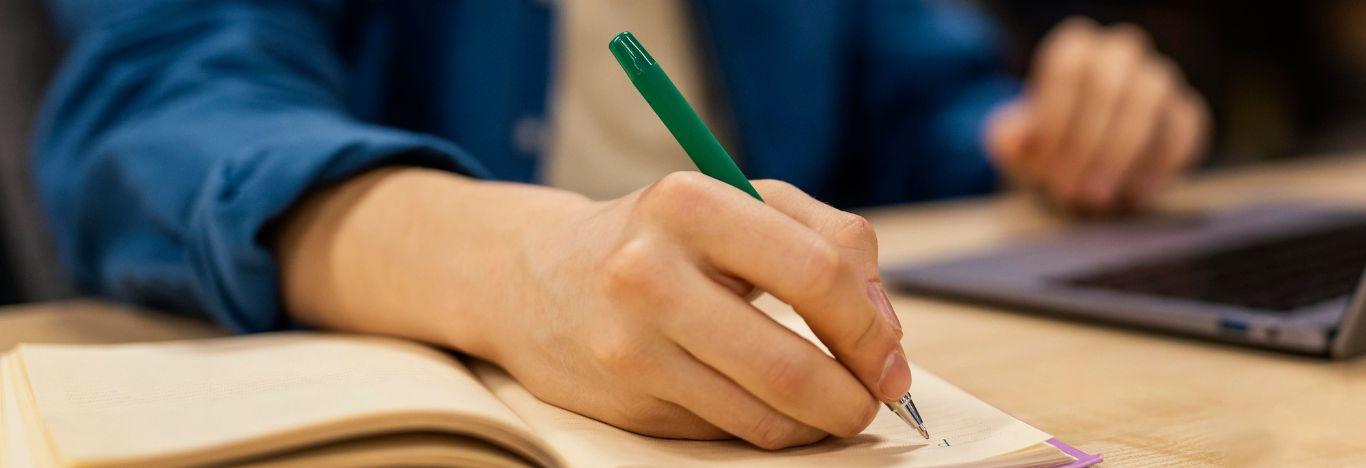 pessoa estudando como funciona o ciclo do nitrogênio na natureza