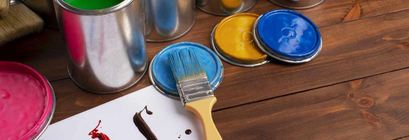 Foto de tintas e pinceis coloridos, ilustrando o conteúdo sobre surrealismo.