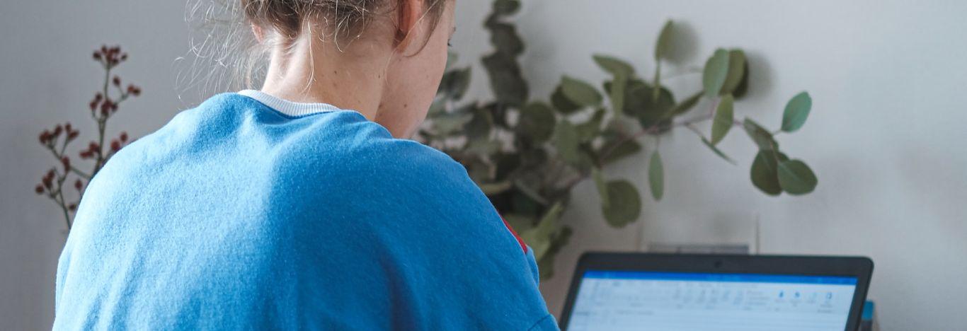 menina com o notebook aberto estudando sobre como surgiu o judaismo