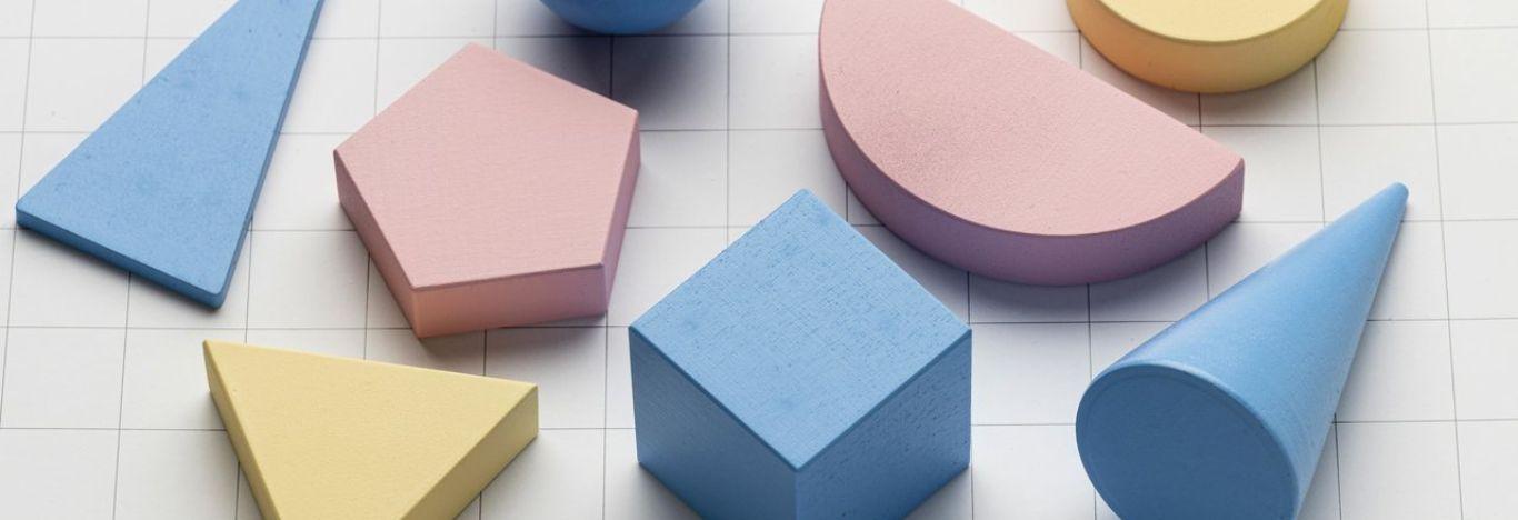 Geometria sendo ilustrada através da imagem com diferentes formatos geométricos.