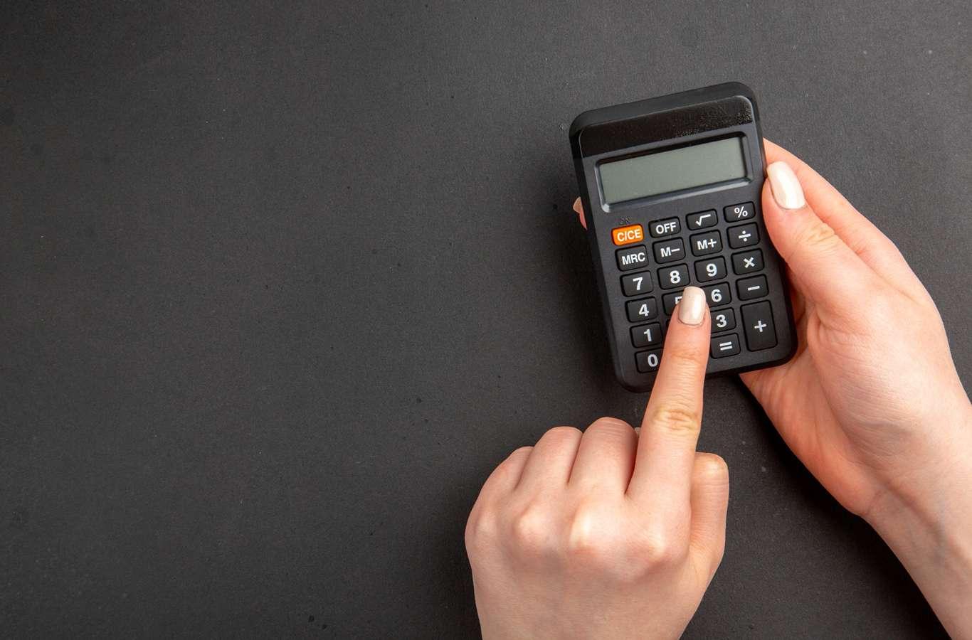 Pessoa usando calculadora para ilustrar o texto como calcular a nota do enem