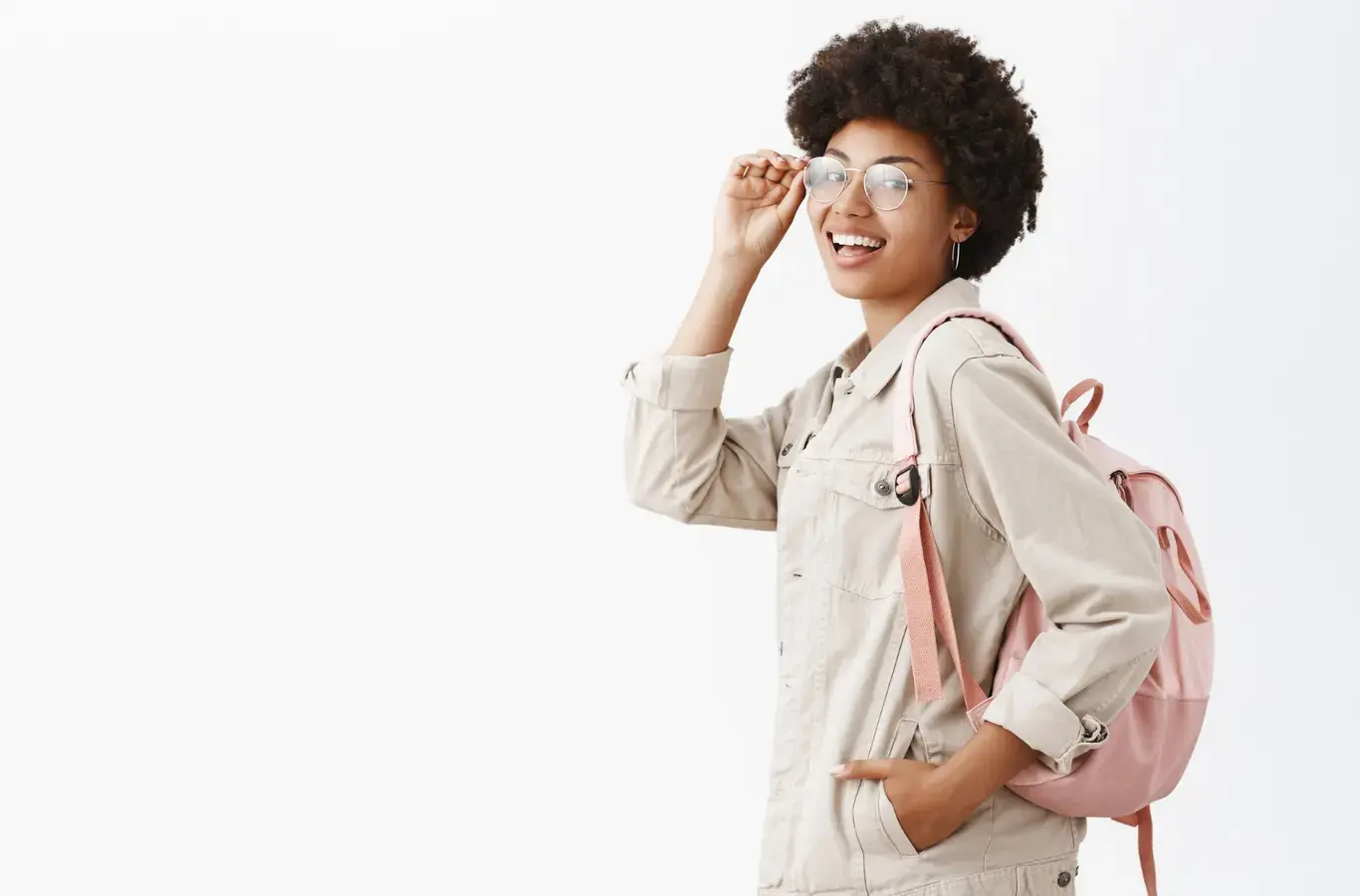 menina usando óculos e com uma mochila nas costas para ilustrar o conteúdo sobre diferença entre sisu, prouni e fies